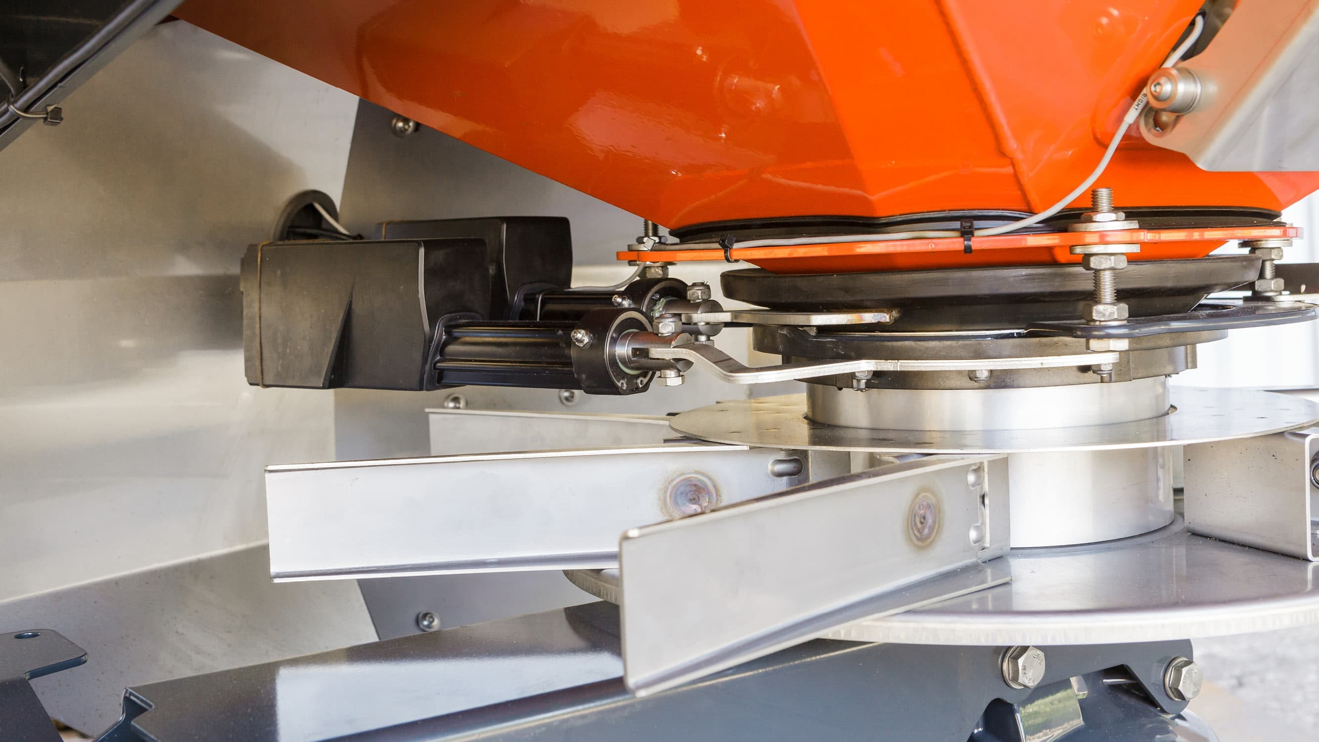 Wind-resistant reach